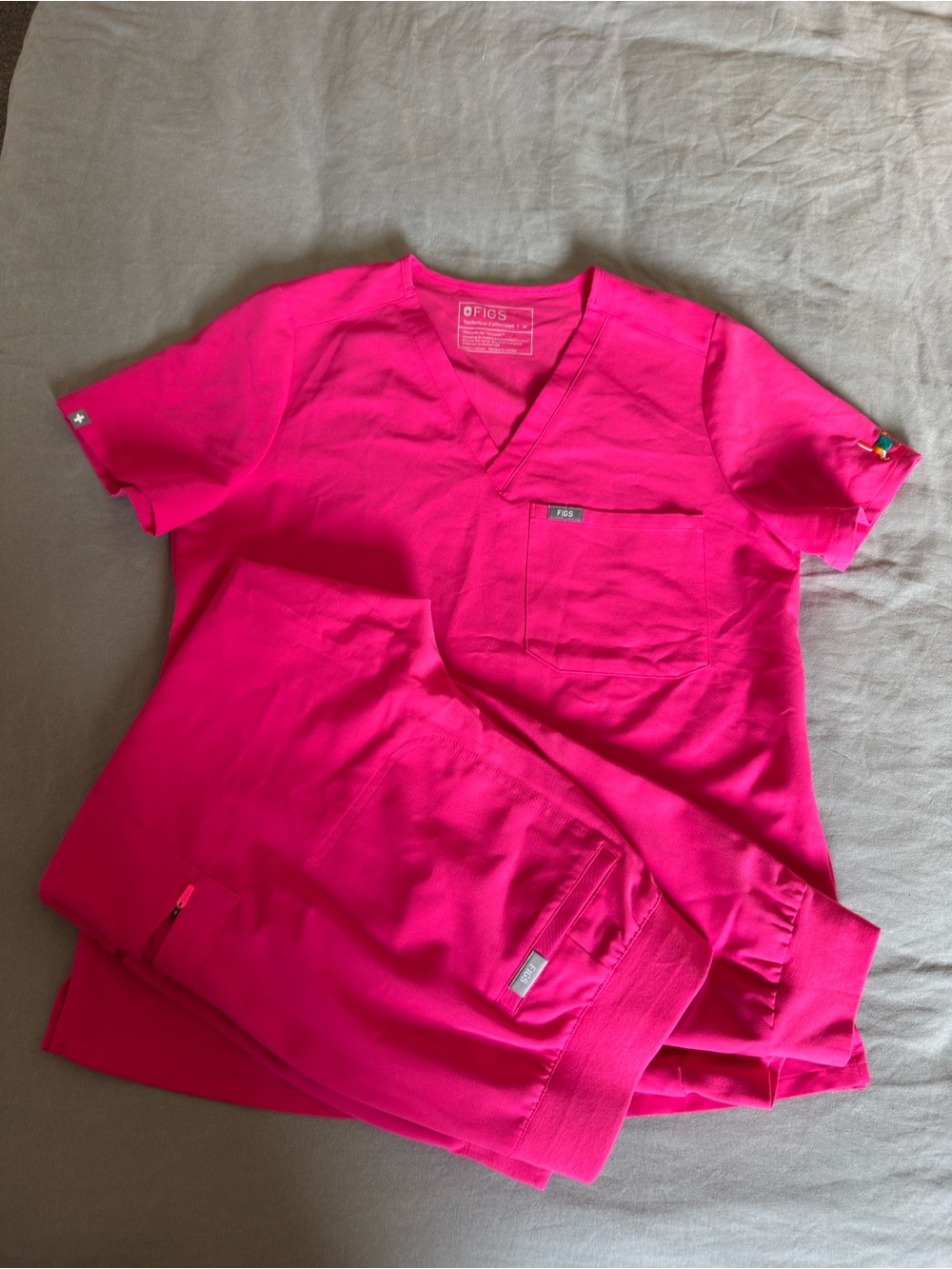 FIGS Pink Scrub Set size:M, good condition